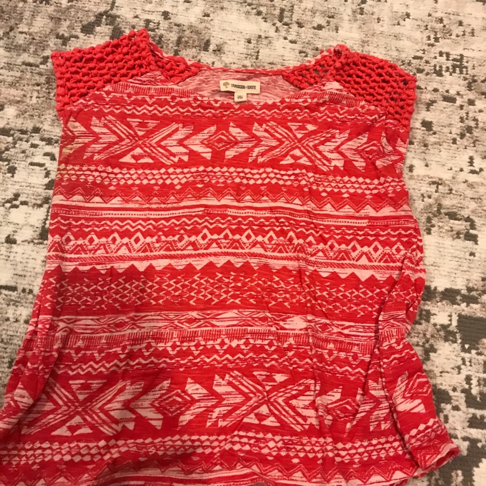 Short sleeve red and white t-shirt